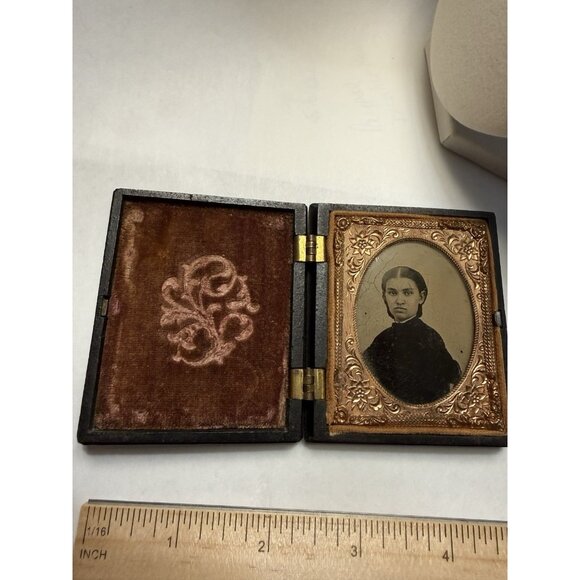 1850 Daguerreotype Photo 9th Plate Stern Faced Posed On Chair Velvet Full Case